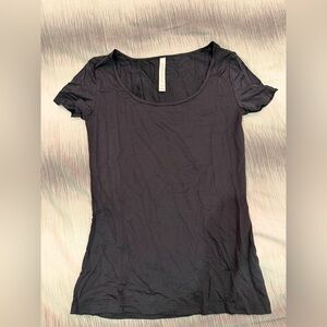 The Group Babaton By Aritzia Short Sleeve Scoop Neck Black Tee